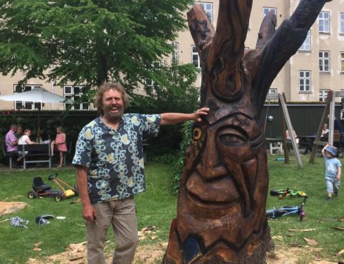 Træskulptur i baggård på Nørrebro